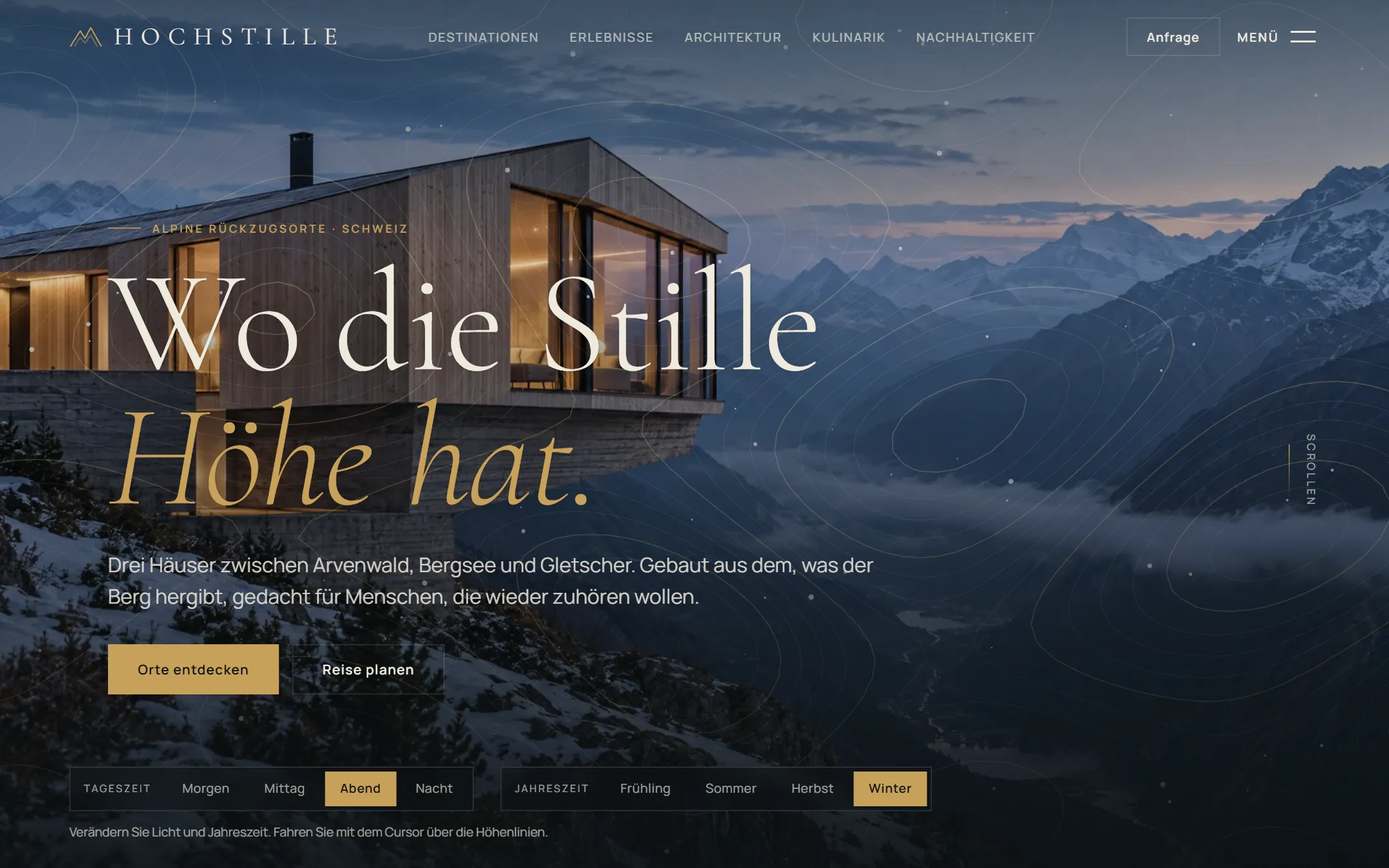 Startseite von Hochstille in der Desktopansicht: ein Holzhaus auf einer Felskanzel über einem Alpental in der Abenddämmerung, darüber die Überschrift «Wo die Stille Höhe hat.».