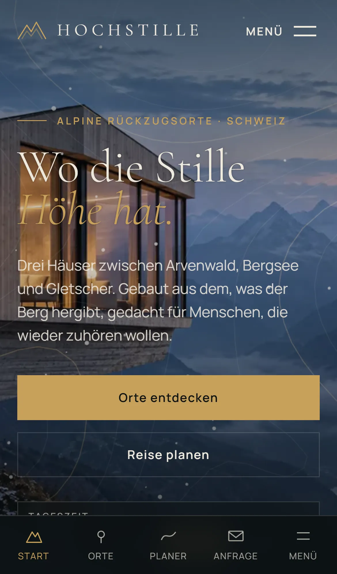 Startseite von Hochstille auf dem Smartphone mit Berghaus, Überschrift und den Buttons «Orte entdecken» und «Reise planen».
